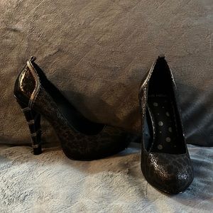 Size 6 1/2 dark leopard/ tarnished gold heels